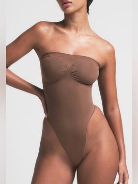 SKIMS strapless thong bodysuit size: M